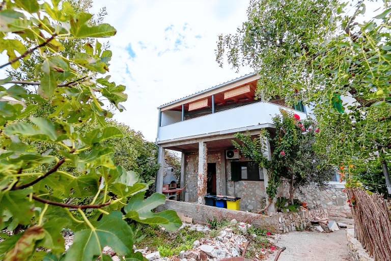 Beautiful rental apartment with BBQ, terrace & yard | Dogs allowed in Hvar