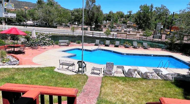 Lodge with yard, pool & patio | Pet-friendly — photo 4
