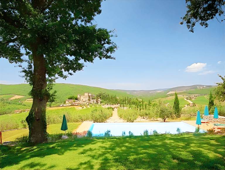 Lovely vacation home with yard, terrace & pool | Pets are welcome — photo 4