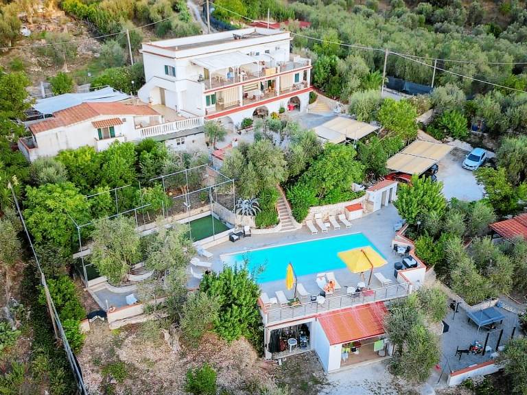 Vacation home with pool, garden & barbeque — photo 5