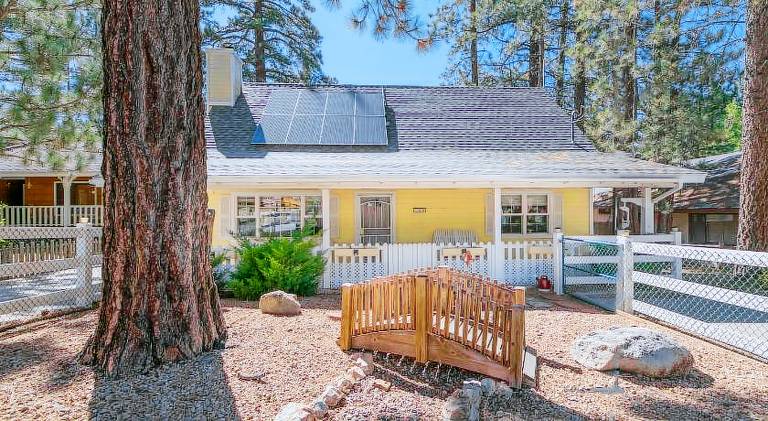 Vacation home with patio, jacuzzi & barbeque in Big Bear Lake, CA