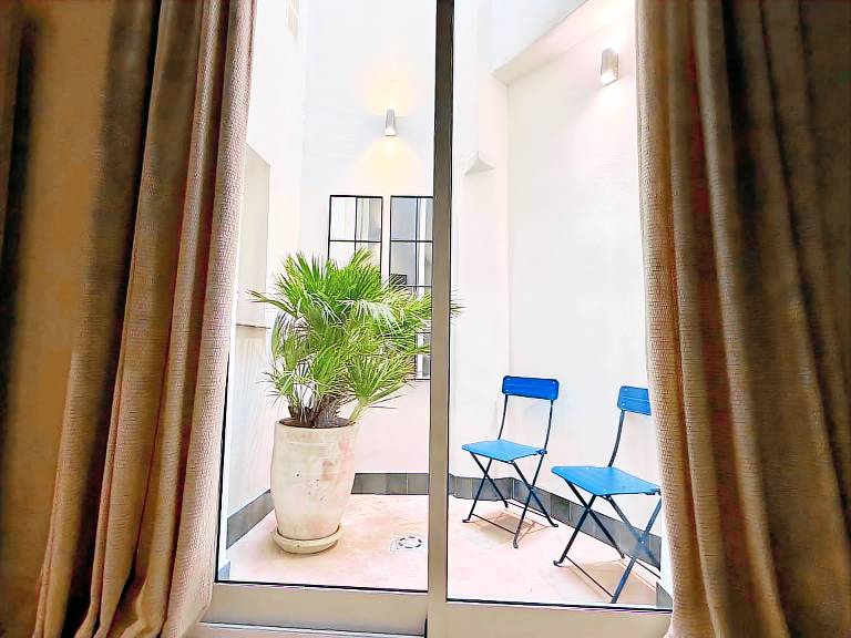 Andalusian Apartment in Seville with Patio and Equipped Kitchen — photo 3