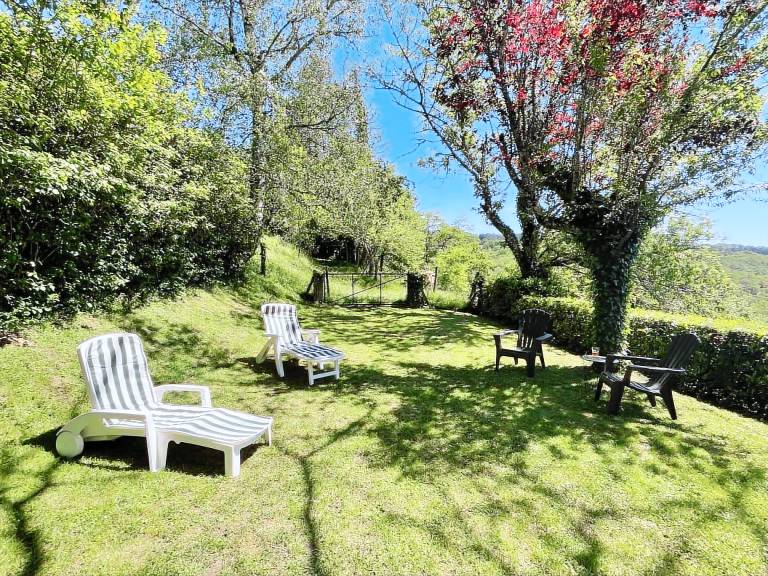 Gite with terrace, BBQ & yard — photo 3
