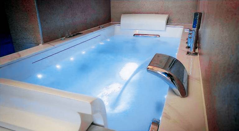 Rental apartment with hot tub — photo 5