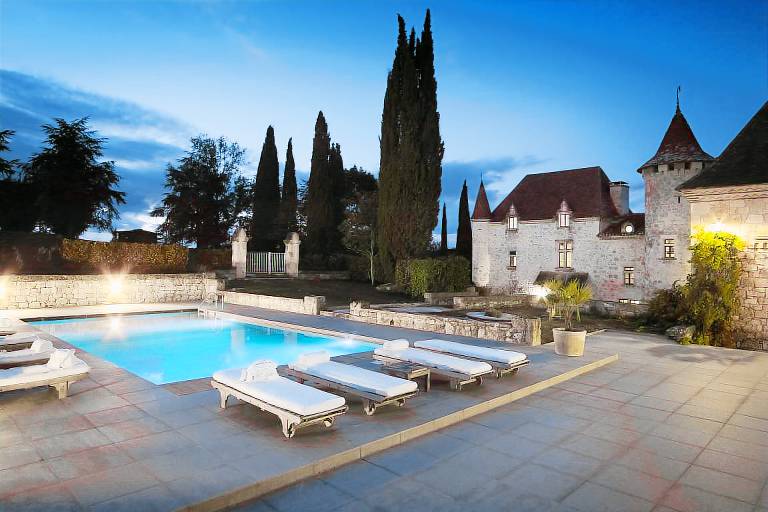 Castle with patio, hot tub & barbecue | Nature view | Pets are welcome — photo 2
