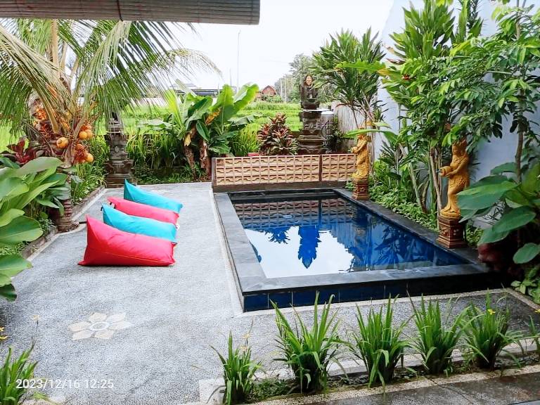 Villa with yard & pool — photo 5