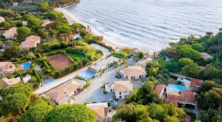Lodge with yard, patio & barbeque in Le Lavandou