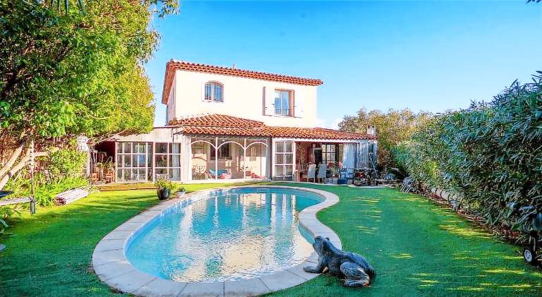 Fully equipped villa with barbeque, yard & private pool | Perfect for remote work | Pet-friendly in Sainte-Maxime