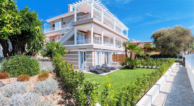 Serviced apartment with garden & terrace in Biot