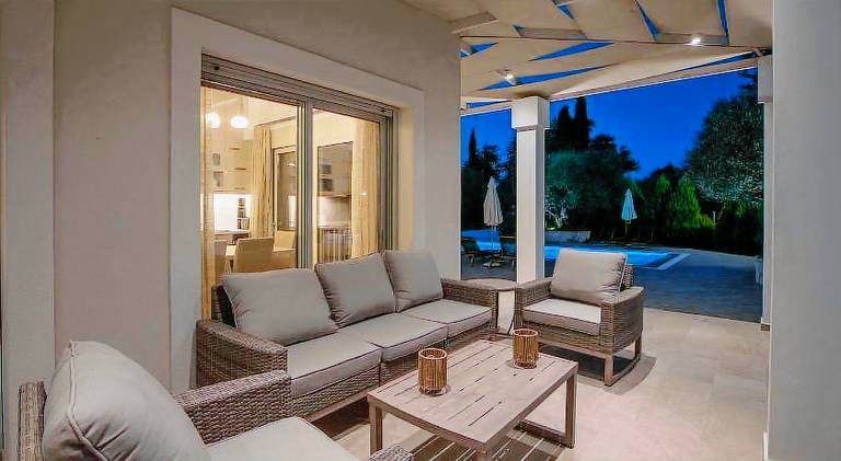 Villa with jacuzzi & pool — photo 3