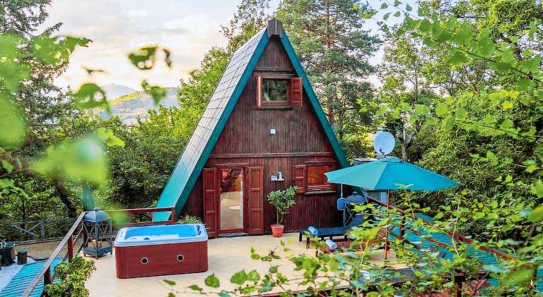 Chalet with hot tub | Pet-friendly — photo 2