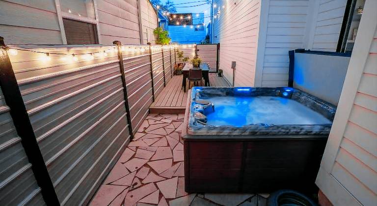 3 bed 3 bath Modern Luxury Home with Hot Tub and Rooftop Patio — photo 5