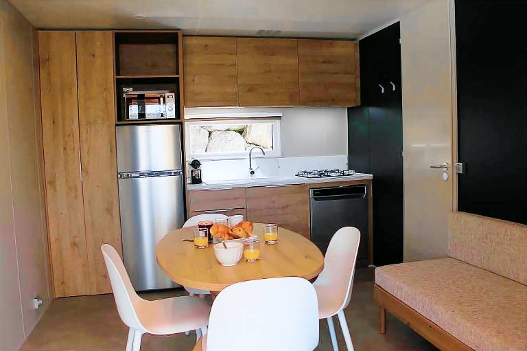 Lovely mobile home with yard, heated pool & patio | Pets allowed — photo 4