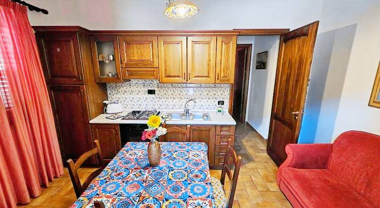 Serviced apartment with yard, private pool & patio — photo 5
