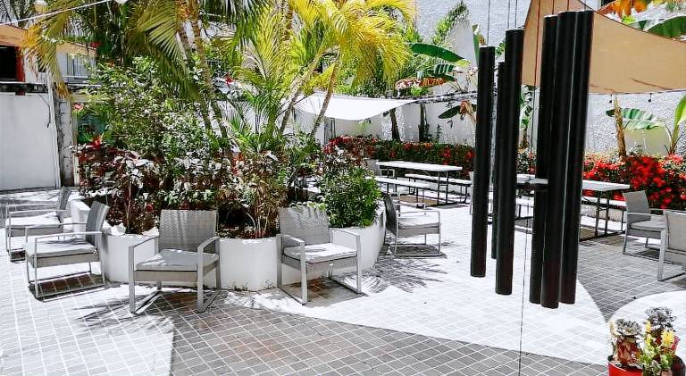 Serviced apartment with yard, patio & pool | Dogs allowed — photo 3