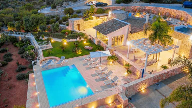 Fully equipped pleasant vacation home with yard, private pool & terrace | Pets are welcome — photo 2