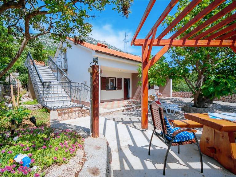 Holiday apartment with barbeque & pool — photo 2