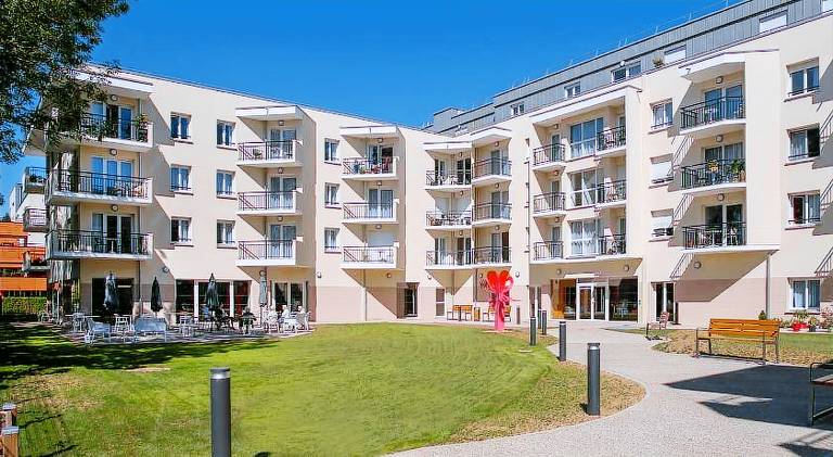 Serviced apartment with patio, yard & pool | Pet-friendly — photo 3