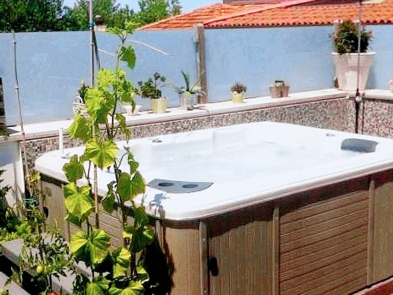 Rental apartment with jacuzzi & terrace | City view — photo 3