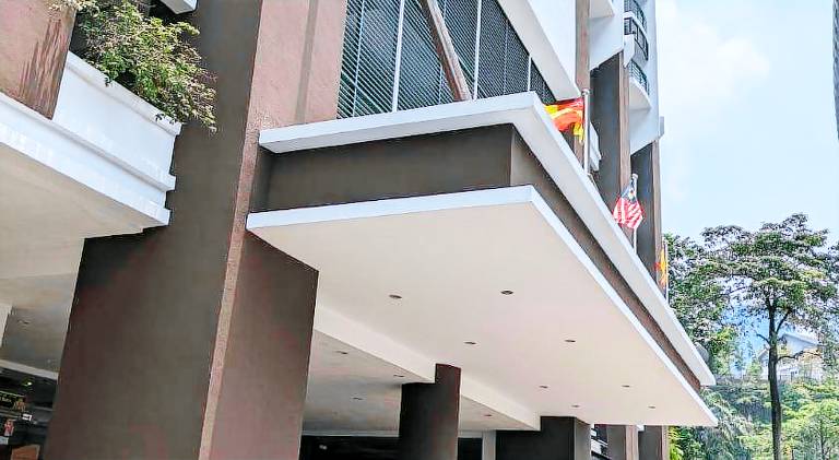 Family-oriented serviced apartment with garden, barbeque & hot tub | Pets allowed — photo 4