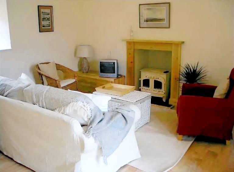 Cozy Farm Cottage Holiday Rental in Countryside of Blairgowrie, Perthshire, Scotland — photo 2