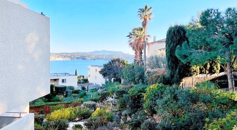 Apartment with patio in Bandol