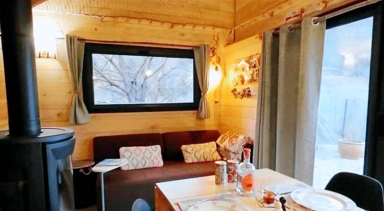 Lovely lodge with grill, garden & patio | Pets allowed — photo 5