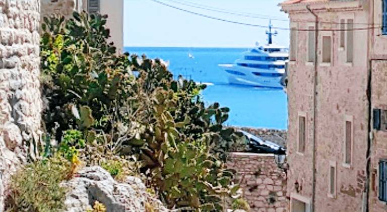 Holiday apartment with 1 room for 3 persons in Antibes