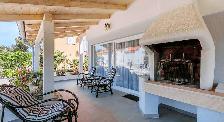 Villa with pool — photo 4