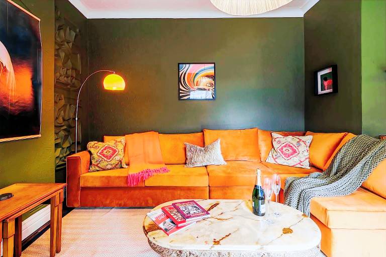 Stylish Retro Retreat in Manchester 4 Bed Home