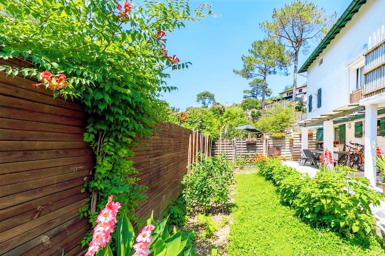 Vacation home with grill, terrace & garden | Garden view in Biarritz