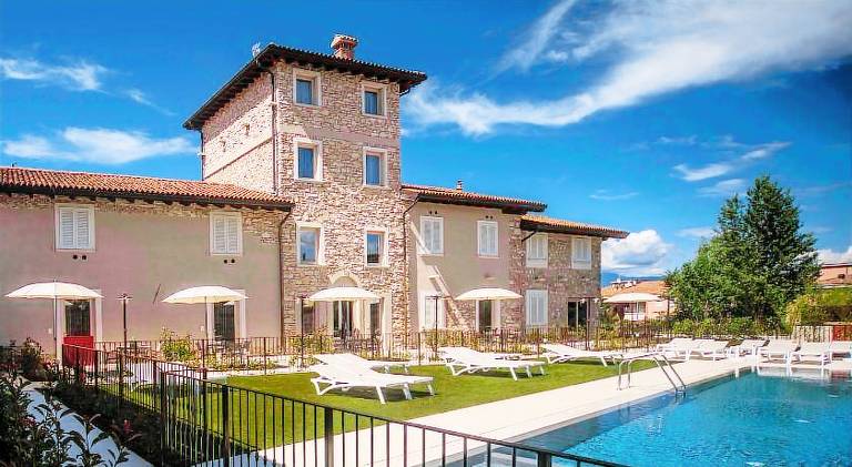Wonderful holiday apartment with yard, terrace & private pool | Close to the beach | Pets are welcome in Desenzano del Garda