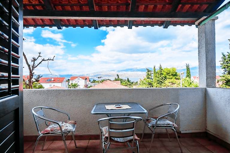 Rental apartment with terrace, garden & BBQ | Garden view — photo 2