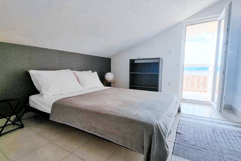 One bedroom apartment with balcony and sea view Lokva Rogoznica, Omiš (A-25499-d) in Omis