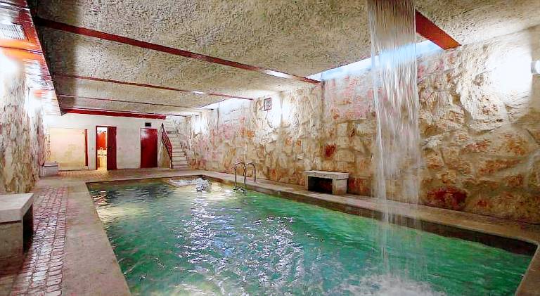 Apartment with pool — photo 5