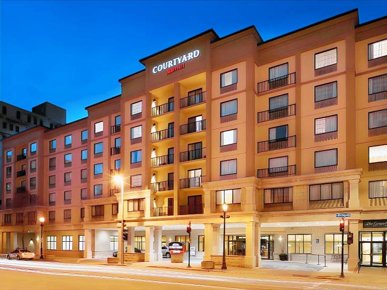 Courtyard by Marriott Milwaukee Downtown in Milwaukee, WI
