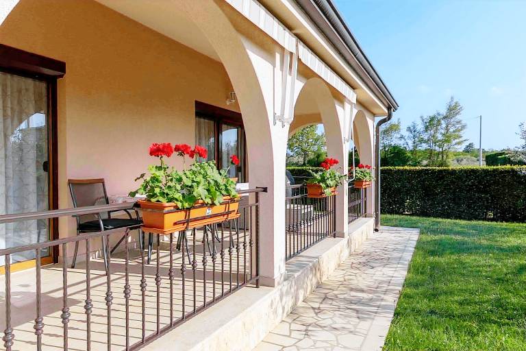 House with terrace, yard & BBQ — photo 2