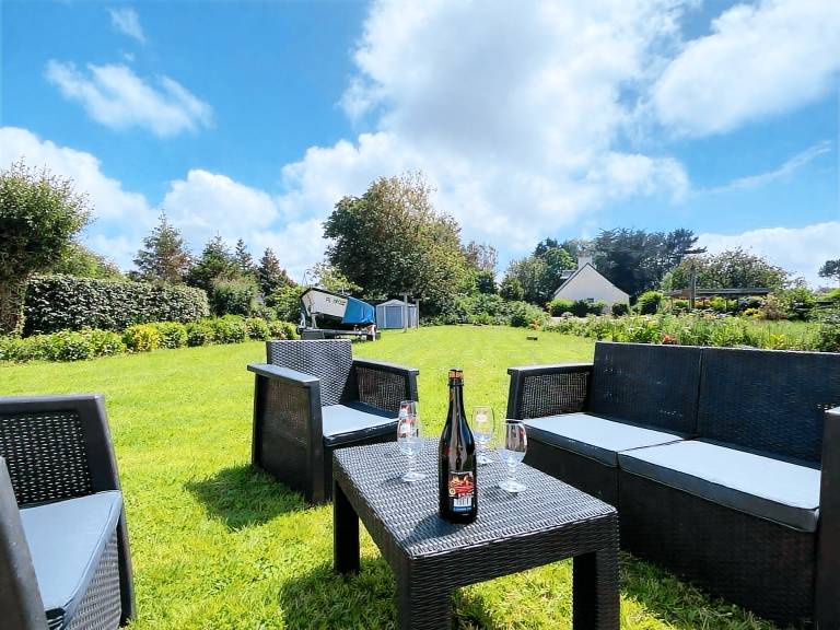 Charming 2-BR House with Garden, Parking & WiFi, 800m from Beach in Perros-Guirec