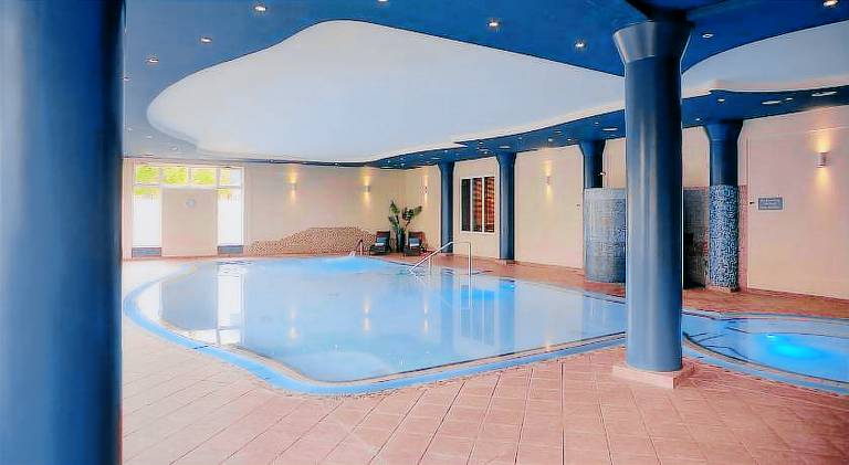 Serviced apartment with terrace, yard & pool — photo 4