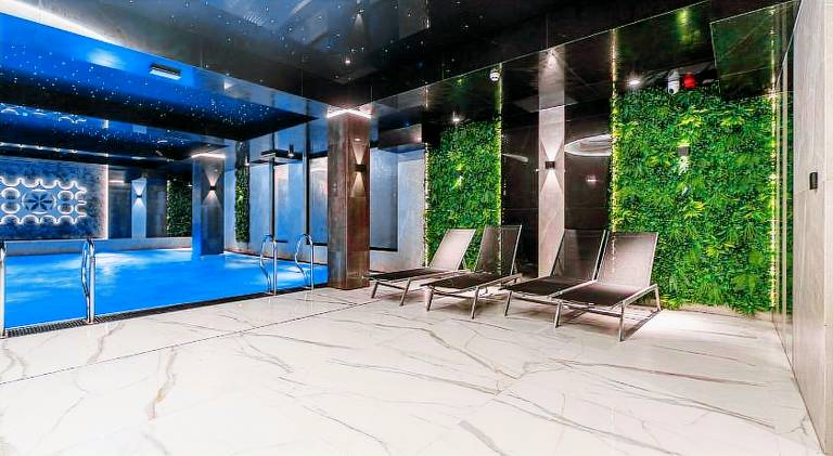 Lovely serviced apartment with yard, patio & pool | Pets are welcome — photo 5