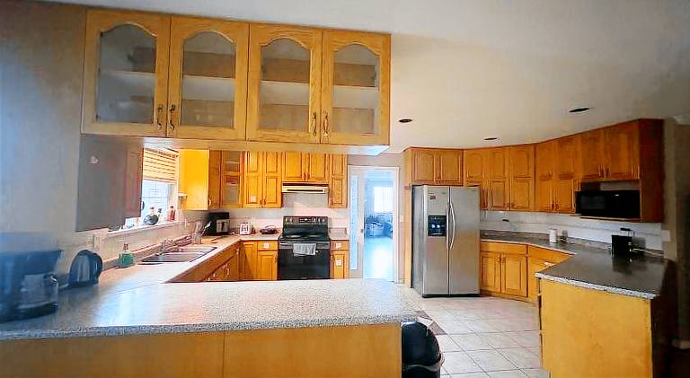 Surrey- Delta Budget Guest House - Private Rooms & Suites, Free Parking & Fast Wi-Fi — photo 3