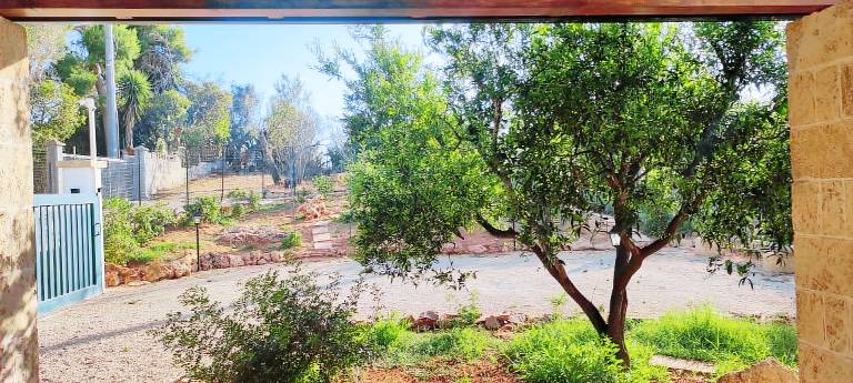 Villa with barbeque, hot tub & yard — photo 3