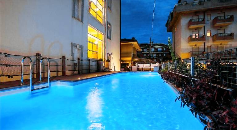 Serviced apartment with terrace & pool — photo 3