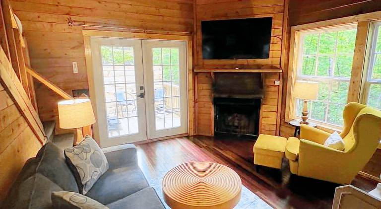 House with pool & jacuzzi | Pets are welcome — photo 2