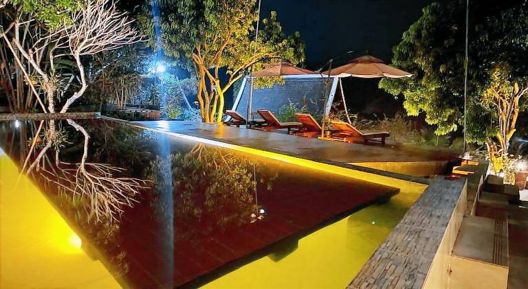 Bungalow with terrace, jacuzzi & yard — photo 2