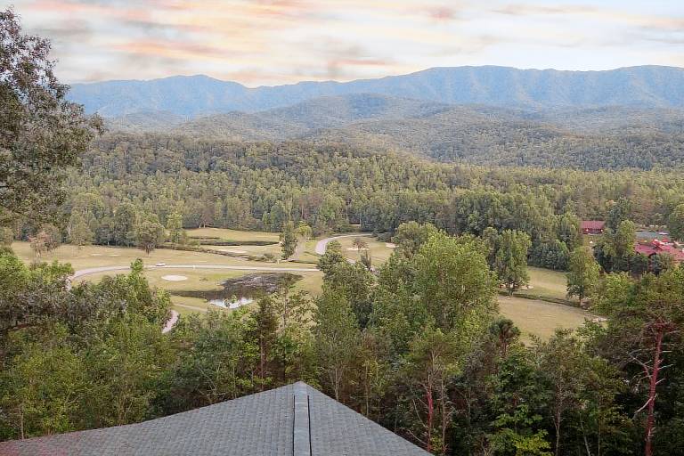 Family-oriented vacation home with hot tub & fast internet | Golf view | Pet-friendly — photo 2