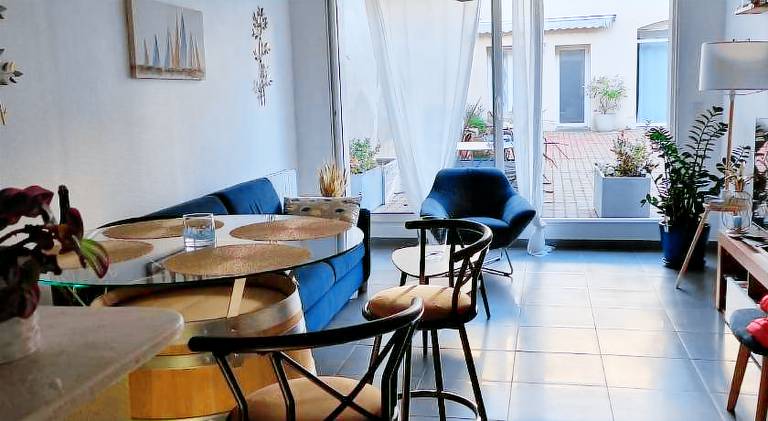 Apartment with patio — photo 2