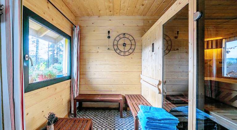 Holiday apartment with pool, patio & yard — photo 4