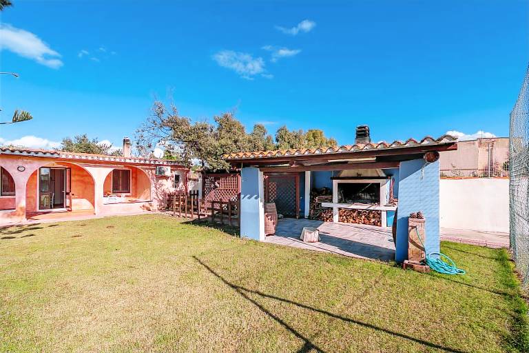 House with patio, yard & grill | Garden view | Beach nearby | Pets allowed — photo 3