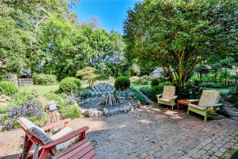 Vacation home with BBQ & yard — photo 2
